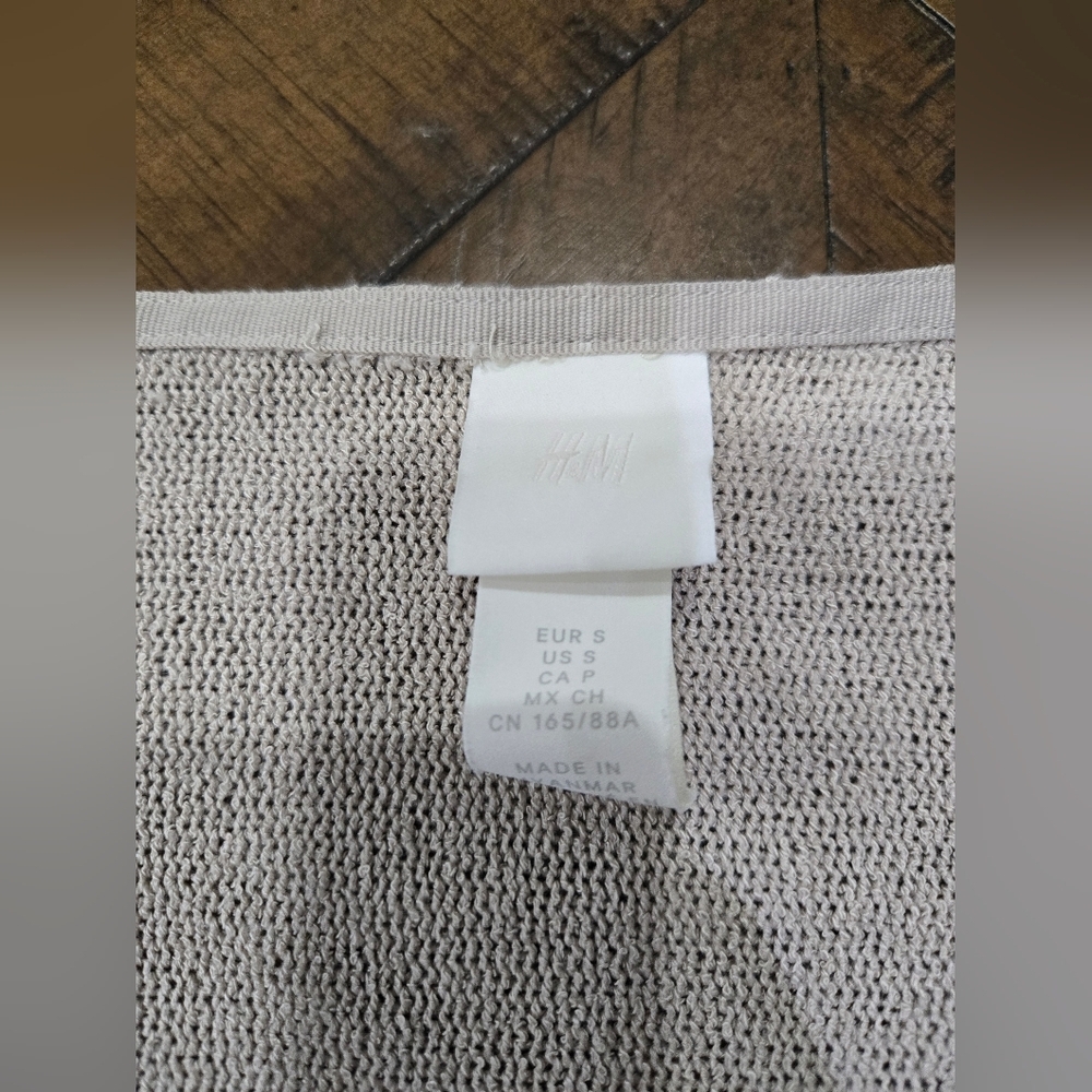 H&M Women's V-Neck Sweater in Light Cream - Picture 5 of 9